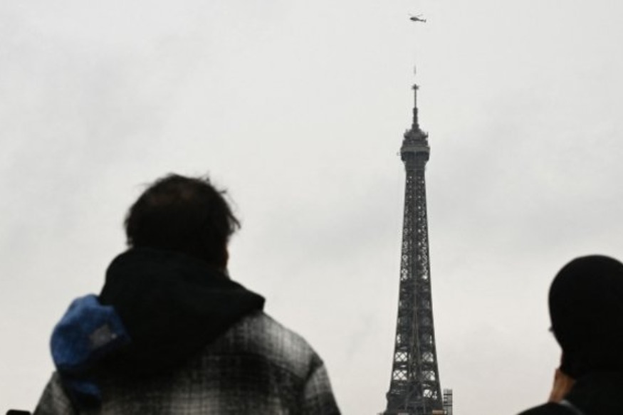 Eiffel Tower grows 6 metres